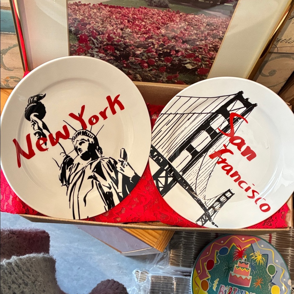 New York and San Francisco Pacific Island Creations small dinner plates (2)